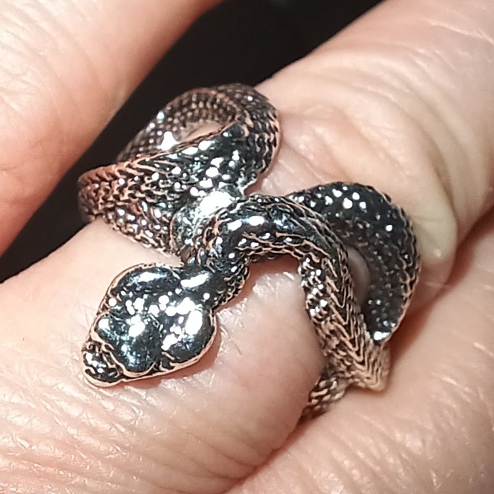 Size 8 Somewhat adjustable Snake ring nwot tags